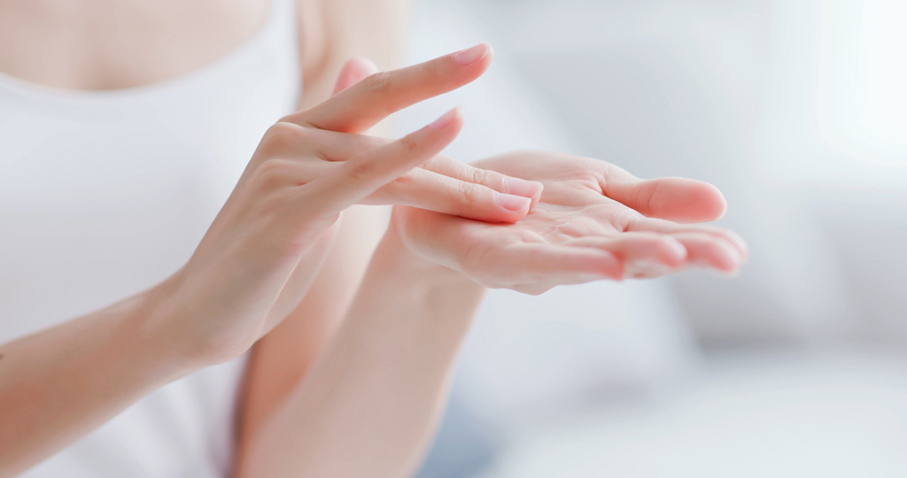 woman apply moisturizer in hand / 小顔矯正 シンメトリー梅田店・大阪駅前店